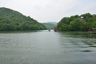 青山环抱的宁静湖泊