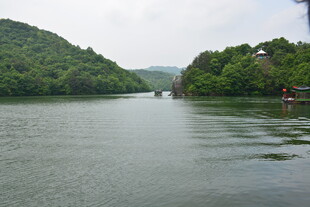 宁静山水间的秀丽湖景