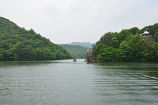 青山环绕的宁静湖泊