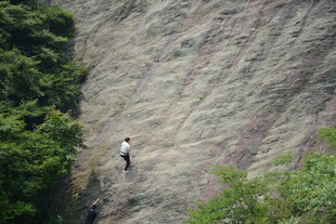攀岩者挑战陡峭岩壁