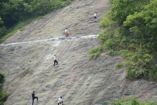 户外攀岩者挑战陡峭岩壁