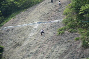 户外攀岩者挑战陡峭岩壁