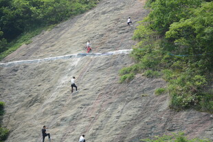 户外峭壁攀岩场景
