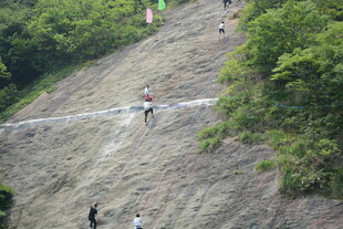 户外陡峭山坡上的徒步者