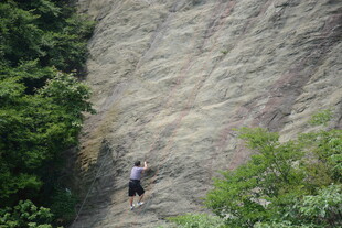攀岩者挑战陡峭岩壁