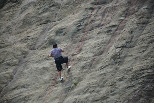 男子攀岩展现运动风采