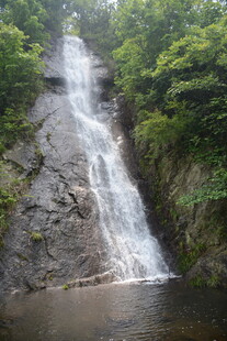 山间秀丽瀑布景观