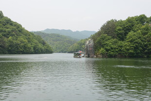 宁静山水间的秀丽湖景