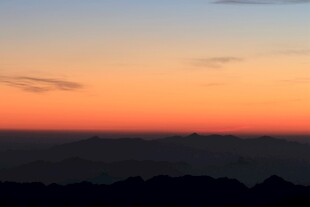 日落时分的壮丽山景