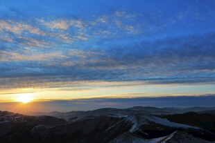 壮丽日出下的山峦美景