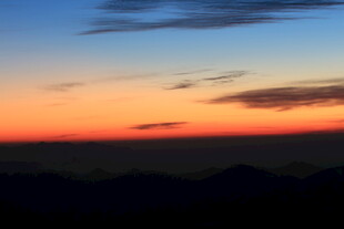 日落时分的绚丽天空