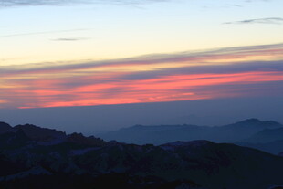 日落时分的山峦美景