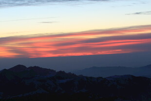 日落时分的绚丽山间景色