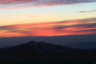 日落时分的壮丽山间景色