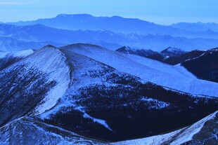 雪覆山峦的壮丽景致