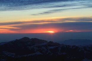 日落时分的山峦美景