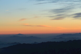 山间壮丽日出美景