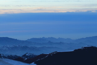 雪山远景壮丽风光