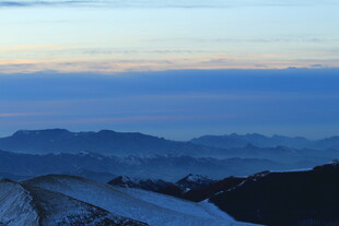 雪山远景 暮色中的山峦