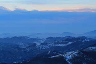 雪覆山峦的壮丽黄昏景色