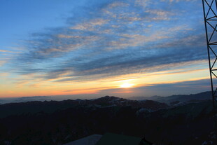 日落时分的铁塔与绚丽天空