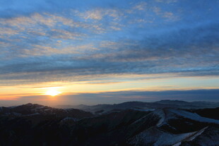 壮丽山间日出美景