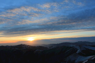 壮丽山间日出美景