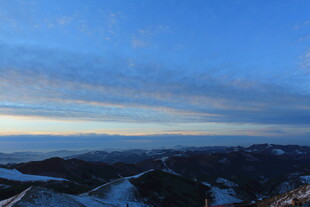 冬日雪覆山峦的壮阔景致