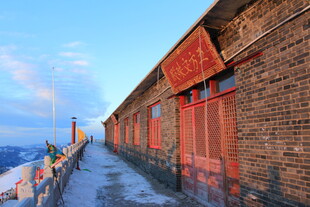 冬日古建砖墙雪景