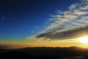 日出时分的壮丽天空景色