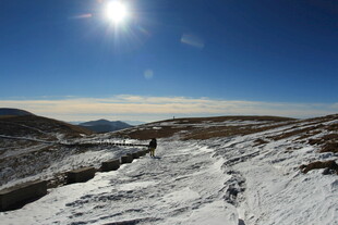 雪覆山野的晴朗风光