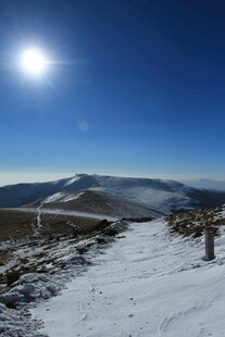 雪覆山路 晴日高山美景