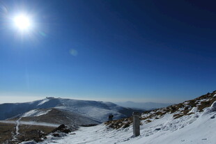 雪山蓝天暖阳下的美景