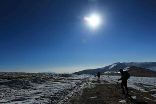 雪地徒步者的壮丽日光景