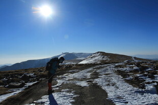 雪山路途的徒步旅行者