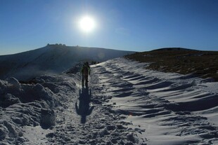 雪地徒步者踏向远方