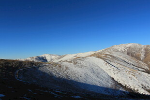 雪山蓝天壮丽风光
