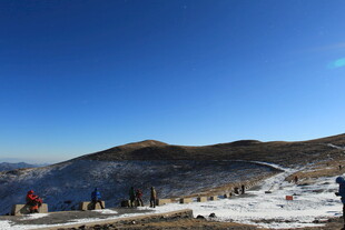 雪山下的户外游玩场景