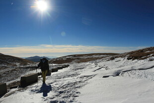 雪地徒步者的孤独旅程