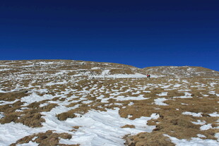 雪覆山地蓝天美景