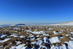 雪覆石滩的开阔山地景观