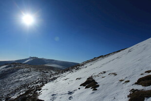 雪后山间暖阳照耀美景