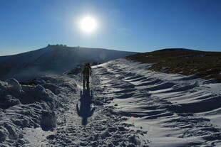 雪地徒步者沐浴在阳光下