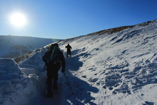 雪地徒步者 阳光照耀前路