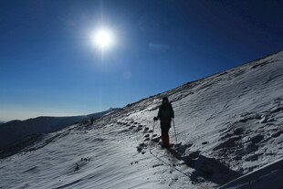 雪地徒步者迎耀眼阳光