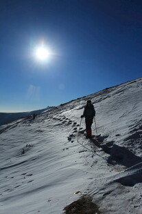 雪地徒步者沐浴灿烂阳光