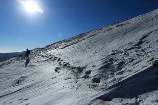 雪地徒步者的坚毅之旅
