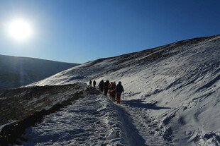 雪地徒步队伍行进中