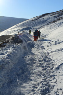 雪地中徒步的登山者
