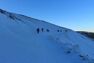 雪地中的徒步旅行者队伍